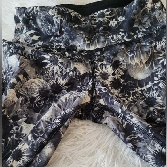 Lululemon Floral Leggings size 4 - Picture 3 of 5